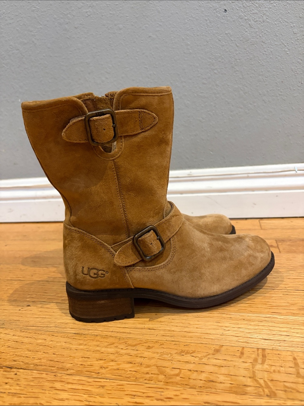 Ugg Chaney Suede Boot New w/o the box size 6.5 - Picture 5 of 17